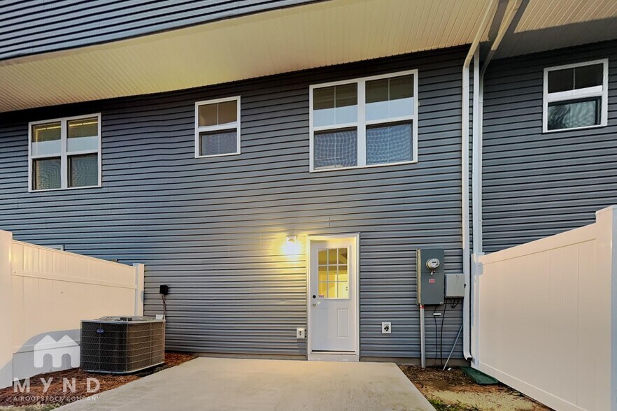 Building Photo - 2227 Fathom Wy