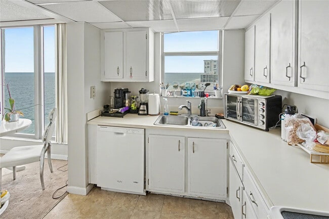 Building Photo - 1010 S Ocean Blvd