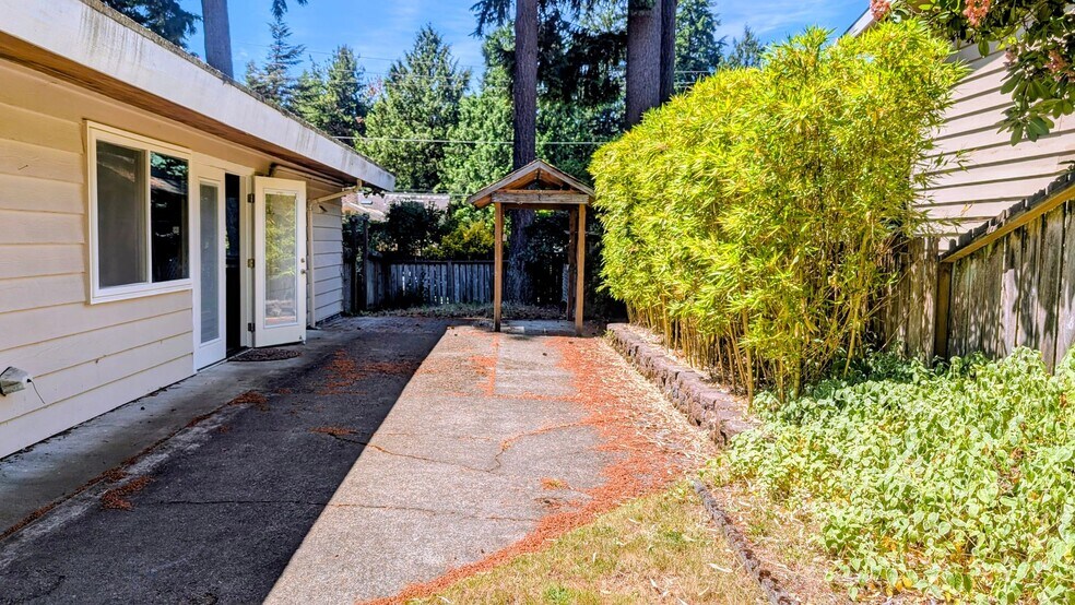 Building Photo - 704 N 163rd St