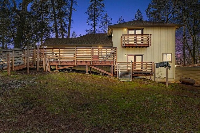 Building Photo - Beautiful 3BR/3BA Home on 1 Acre in Gated ...