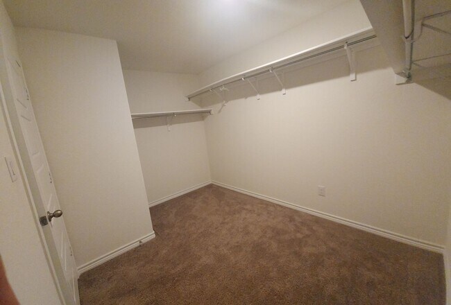 Building Photo - Spacious 4BR House in Converse