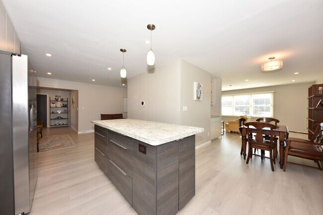 Building Photo - Furnished Mequon 4 bedroom ranch