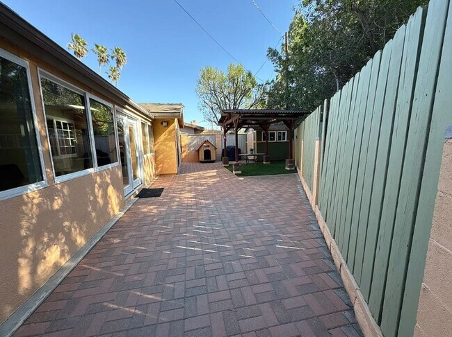 Building Photo - Beautiful 3 Bedroom 2 Bathroom House in Granda Hills