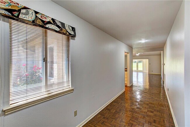 Building Photo - 11121 Pinehurst Dr