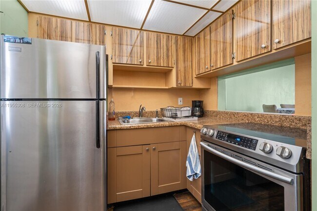 Building Photo - 2861 Leonard Dr