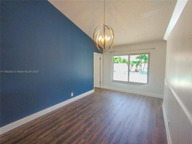 Building Photo - 5780 Sun Pointe Cir