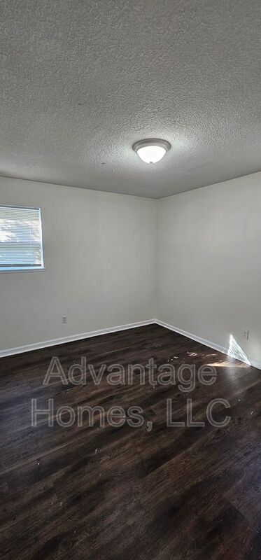 Building Photo - 702 N 70th St