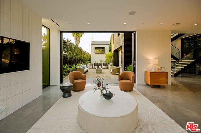 Building Photo - 901 Flower Ave