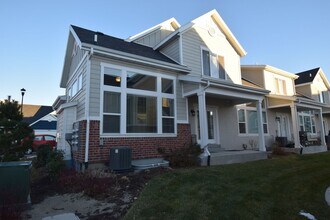Building Photo - Gorgeous 3 Bedroom Townhome in Sandy!