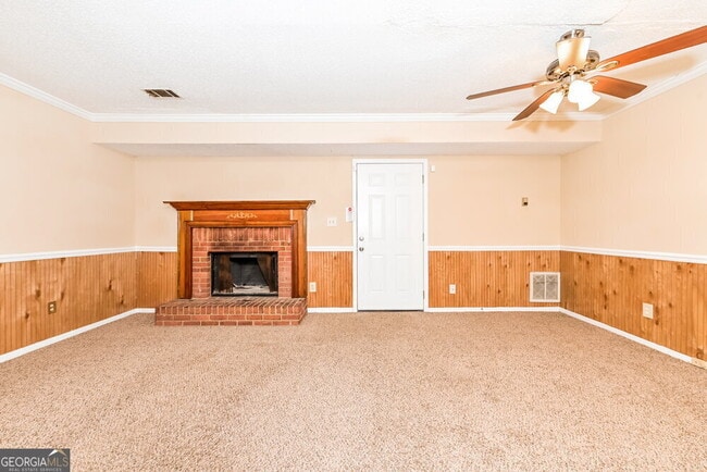 Building Photo - 700 Redland Dr
