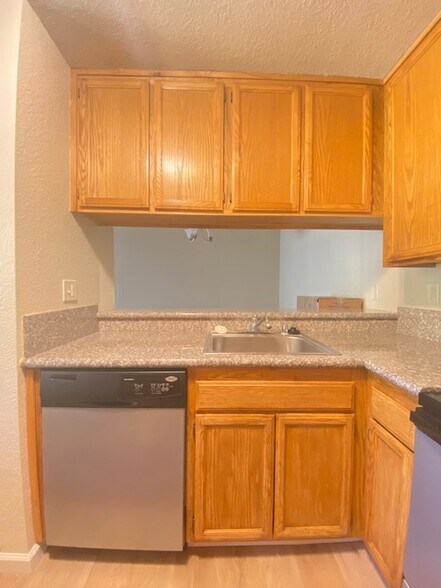 Building Photo - 1504 Woodlake Dr