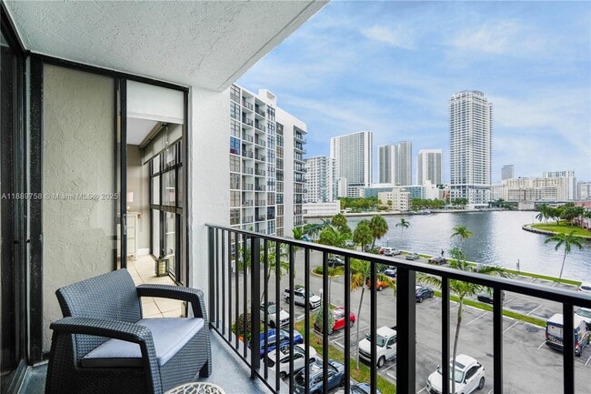 Building Photo - 200 Leslie Dr