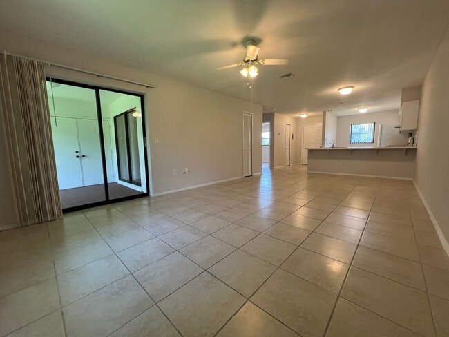 Building Photo - $1,200/month ** Annual ** 2 bed / 1 Bath -...