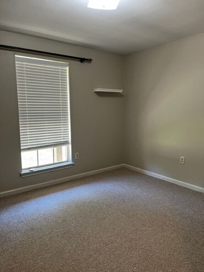 Building Photo - 755 Burgin Ave