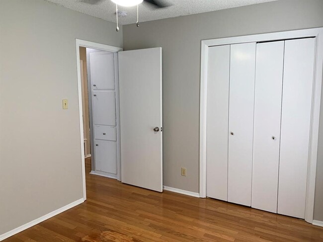 Building Photo - 9222 Meadow Vale