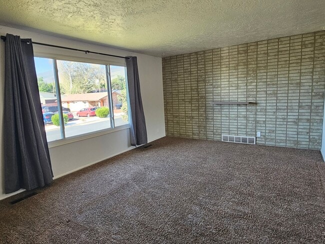 Building Photo - Spacious 4 Bed Bountiful Home | Central Location & Covered Parking