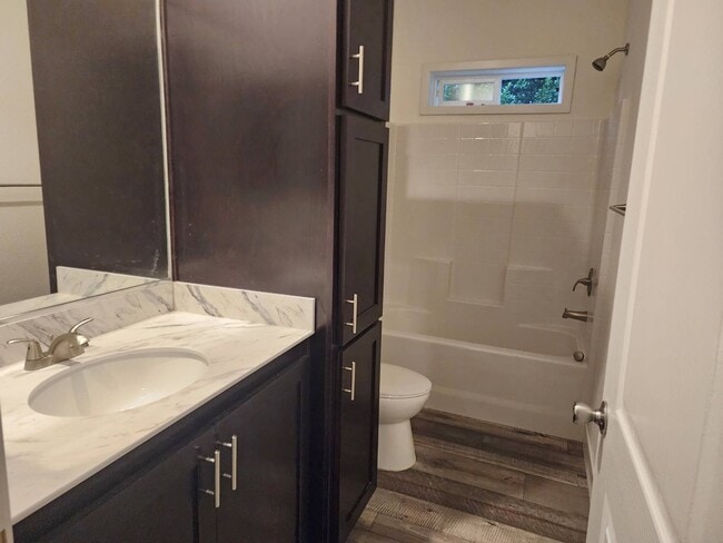 Building Photo - 370 E Lassen Ave