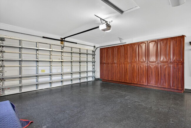 Building Photo - 513 S Riverside Dr