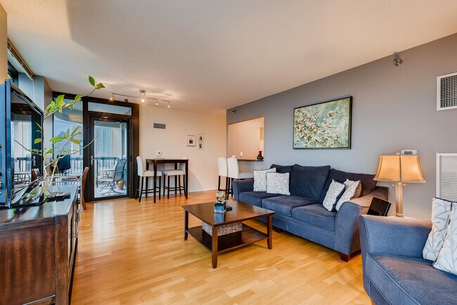 Building Photo - 400 N La Salle Dr