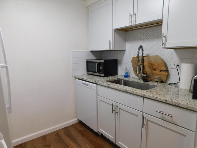 Building Photo - 543 Longshore Dr