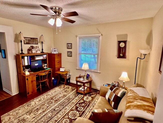 Building Photo - 1005 Kalmia St
