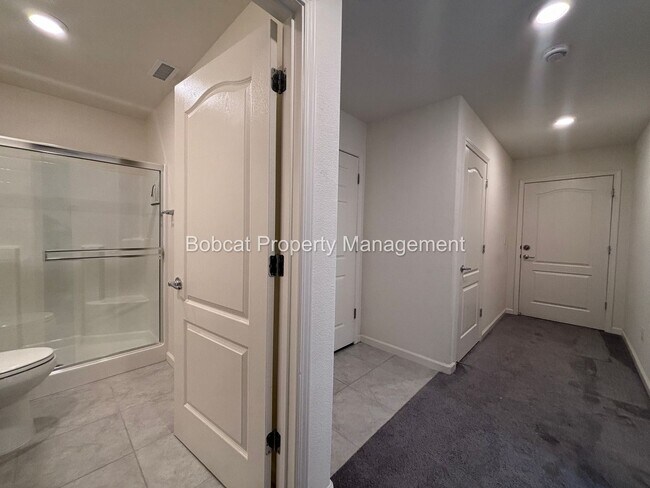 Building Photo - Large Home in Dayton with Mother In Law Quarters