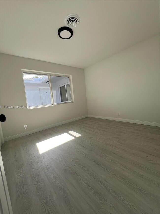 Building Photo - 1831 NE 56th St