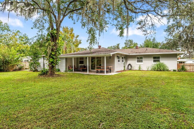 Building Photo - Charming 4-Bed with 2 Full Baths and Large Fenced-in Yard in the Heart of Clermont!
