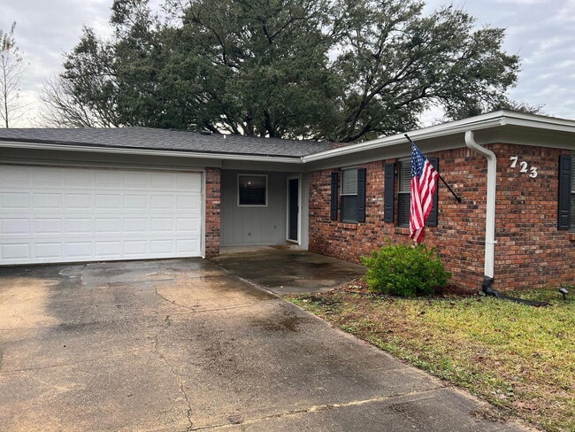 Building Photo - 723 Clark Dr