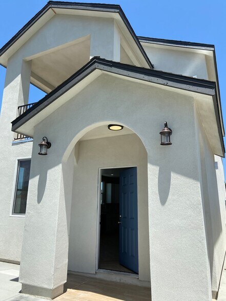 Building Photo - 8708 Friant St