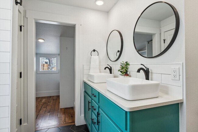 Building Photo - Charming 2BD, 2BA Longmont Home with Fenced Back Yard