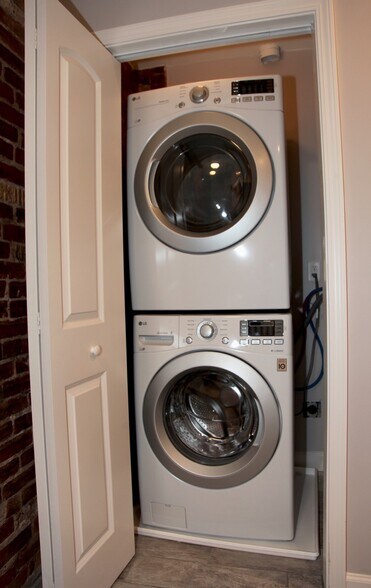 Building Photo - 323 Parkwood Ave