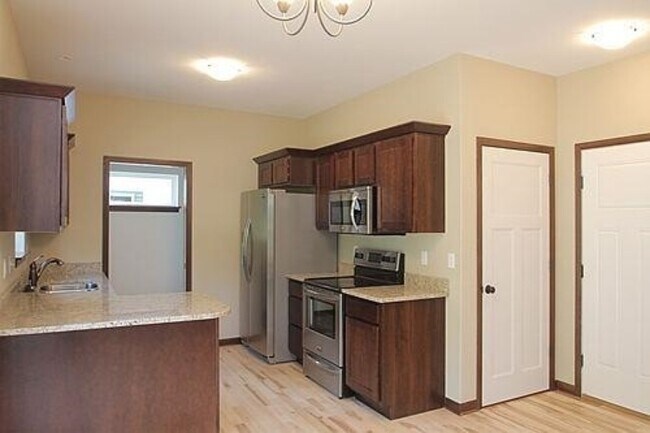 Building Photo - 4 Bedroom Home in Mackinaw Village