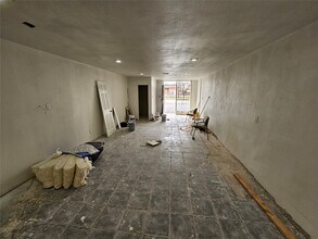 Building Photo - 2116 Lockwood Dr