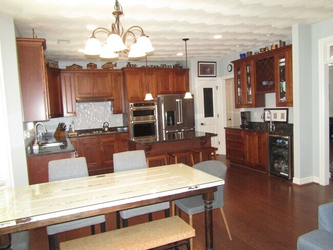 Building Photo - 2084 Kittridge Dr
