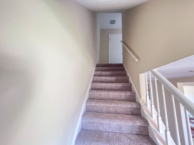 Building Photo - Adorable 2 bedroom, 2 1/2 bathroom townhom...