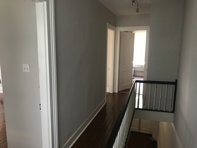 Building Photo - 327 S Laurel St