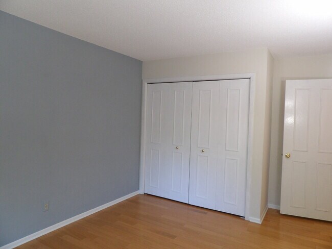 Building Photo - 2 Bed | 2 Bath Third Floor Condo
