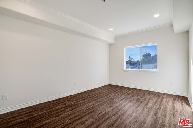 Building Photo - 3328 Oakhurst Ave