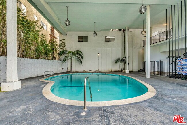 Building Photo - 621 San Vicente Blvd