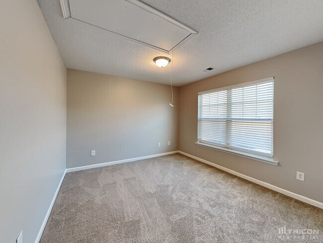 Building Photo - 301 Lauren Dr
