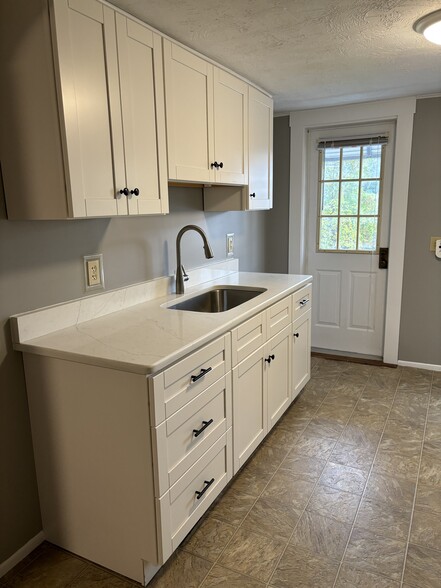 Building Photo - 72 Hoover St