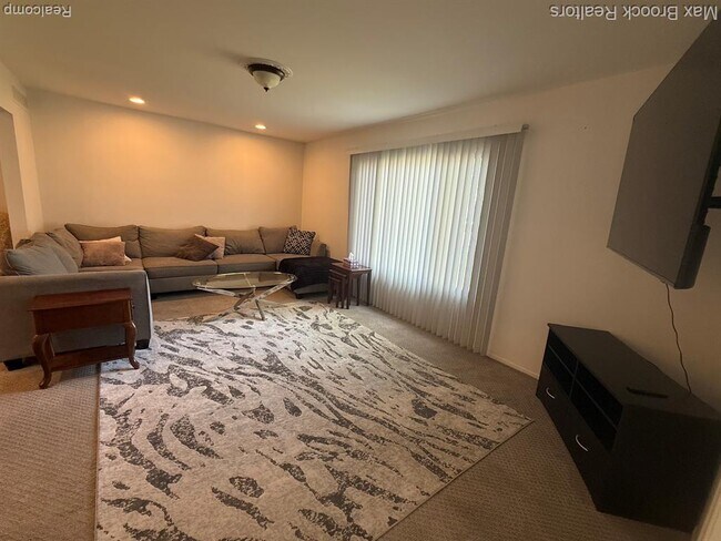 Building Photo - 4803 Thorntree Dr