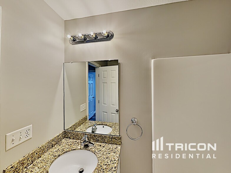 Building Photo - 725 Jack Russell Ct