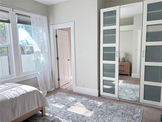 Building Photo - 324 Julia Pl