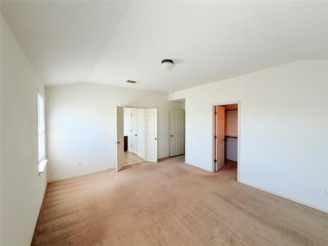 Building Photo - 1913 Short Summer Dr