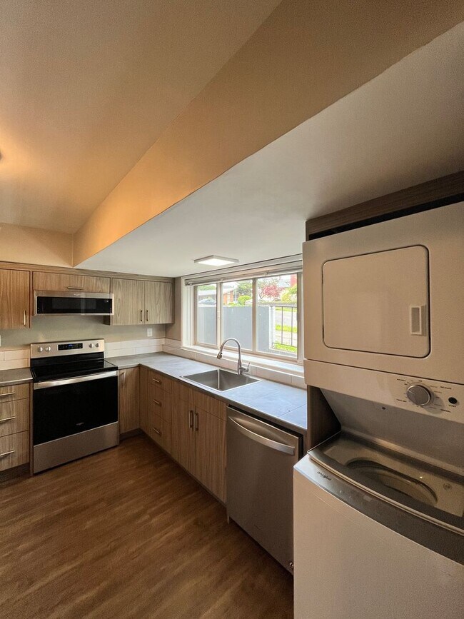 Building Photo - Stunning / Extra Large 1-Bedroom! Faux Hardwood Floors, Washer & Dryer, Stainless Appliances & Pe...
