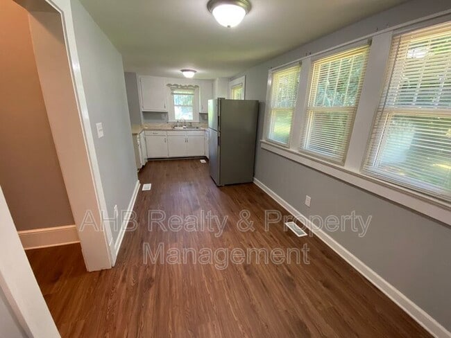 Building Photo - 619 New St