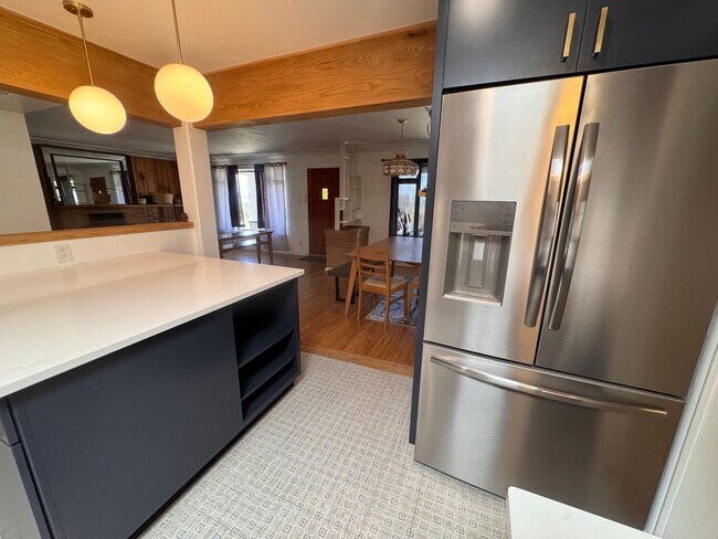 Building Photo - Beautiful home near UNM/CNM. 3 Bedroom 2 bath