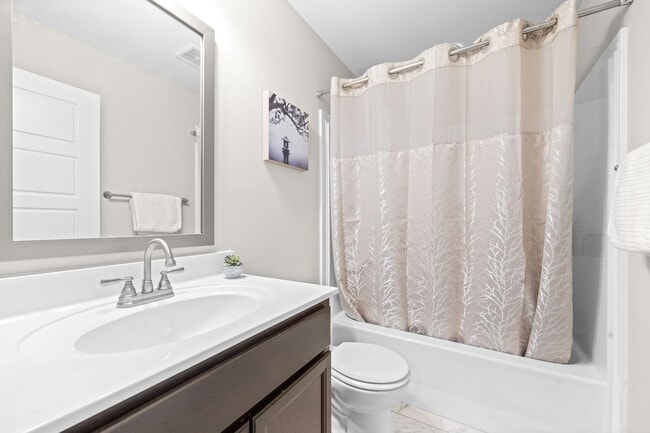 Building Photo - 3 Bed 2 Bath Home For Rent Near Downtown Clarksville!